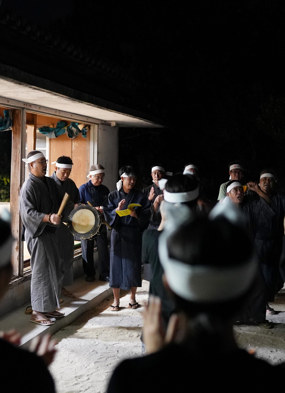 竹富島 譜面のない世界と向き合い、うたい継ぐ島の古謡 – しまのま 竹富島 譜面のない世界と向き合い、うたい継ぐ島の古謡 – しまのま